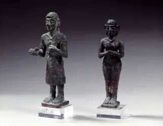 Statuetki czcicieli i bogini z brązu, z Syrii 2300-2000 p.n.e. Paryż, Luwr