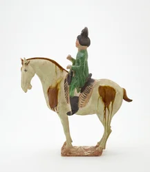 Człowiek na koniu, dynastia Tang, ok. 700-750 (naczynia ceramiczne z glazurą krzemianowo-ołowiową i malowanymi detalami)