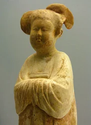 Malowana i złocona ceramika, figurka kobieca, dynastia Tang (618-907), Muzeum Narodowe w Szanghaju. Fotografia: Léonard de Selva, Chiny, 2006.
