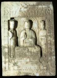 Stela przedstawiająca Buddę w otoczeniu jego dwóch sług, 618-907 (wapień)
