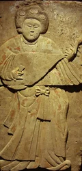 Stela z terakoty z muzykiem, dynastia Tang (618-907), odkryta w prowincji Shaanxi, Muzeum Lasu Steles w Xian. Fotografia, Leonard de Selva, Chiny, 2006.
