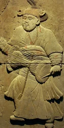 Stela z terakoty z muzykiem, dynastia Tang (618-907), odkryta w prowincji Shaanxi, Muzeum Lasu Steles w Xian. Fotografia, Leonard de Selva, Chiny, 2006.