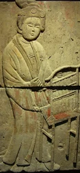 Stela z terakoty z muzykiem, dynastia Tang (618-907), odkryta w prowincji Shaanxi, Muzeum Lasu Steles w Xian. Fotografia, Leonard de Selva, Chiny, 2006.
