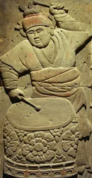 Stela z terakoty z muzykiem, dynastia Tang (618-907), odkryta w prowincji Shaanxi, Muzeum Lasu Steles w Xian. Fotografia, Leonard de Selva, Chiny, 2006.