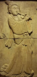 Stela z terakoty z muzykiem, dynastia Tang (618-907), odkryta w prowincji Shaanxi, Muzeum Lasu Steles w Xian. Fotografia, Leonard de Selva, Chiny, 2006.