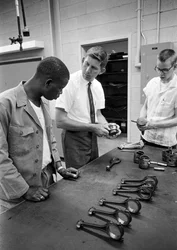 Szkolenie mechaników samochodowych w North Carolina Industrial Training Centers w 1965 roku...