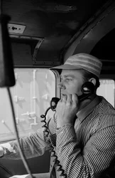 Charles Brockman, inżynier Great Northern Railroad, rozmawia przez radio z...