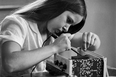 Programy edukacyjne finansowane przez Office of Technology Assessment, agencję federalną...