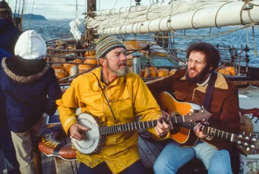 Muzyk i ekolog Peter Seeger gra na banjo na pokładzie Clearwater w...