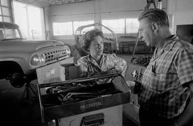 Kierowca ciężarówki Mildred Cooper rozmawia z mechanikiem w garażu