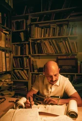 Yigael Yadin, izraelski archeolog, żołnierz i polityk, bada kopię świątyni...