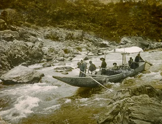 Łódź na rwącej rzece Hozu, Kioto około 1900-1915 r. (zdjęcie)