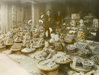 Sklep z owocami w Japonii, około 1900-1915 r. (fotografia)