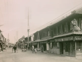 Ulica handlowa w dzielnicy Motomachi w Kobe, około 1900-1915 r. (zdjęcie)