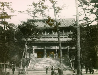 Brama świątyni buddyjskiej Chion-in, dzielnica Higashiyama, Kioto, ok. 1900-1915 r. (zdjęcie)