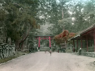 Wejście do świątyni latarni w parku Kasauga Taisha, Nara, ok. 1900-1915 r. (zdjęcie)
