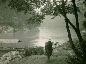 Rybak nad rzeką Hozu, dzielnica Arashiyama, Kioto ok. 1900-1915 r. (zdjęcie)