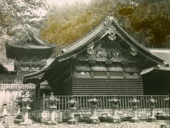 Część świątyni Tosho-Gu zwanej Sanjinko w Nikko, około 1900-1915 r. (zdjęcie)