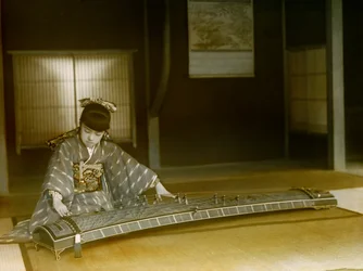 Portret Japonki grającej na koto około 1900-1915 r. (zdjęcie)
