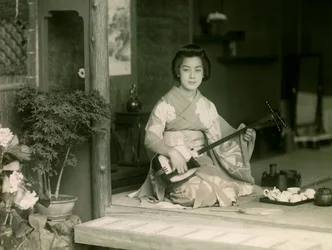 Portret Japonki grającej na shamisenie około 1900-1915 r. (zdjęcie)