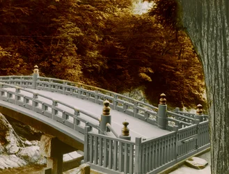 Shinkyo (święty most) w mieście Nikko, około 1900-1915 (zdjęcie)