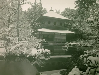 Widok na Ginkaku-ji pod śniegiem w Kioto, około 1900-1915 (zdjęcie)