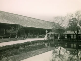 Widok świątyni buddyjskiej Sanjusangen-do, Kioto, około 1900-1915 (zdjęcie)
