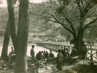 Widok mostu Togetsukyo nad rzeką Katsure w Arashiyamie, około 1900-1915 r. (zdjęcie)