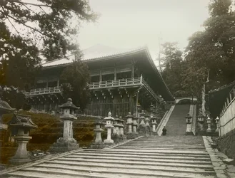 Widok buddyjskiej świątyni na palach w Nara, około 1900-1915 r. (zdjęcie)