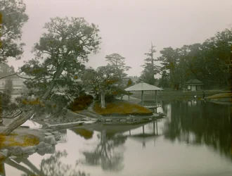 Widok na japoński ogród Koraku-en w Okayamie, około 1900-1915 r. (zdjęcie)
