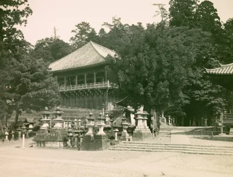 Widok buddyjskiej świątyni Nigatsu - Do w Nara, około 1900-1915 r. (zdjęcie)