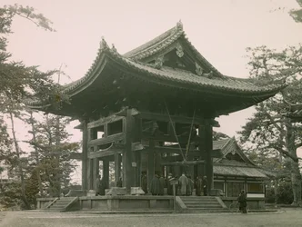 dzwonnica z buddyjskiej świątyni Todai-Ji w Nara, około 1900-1915 (zdjęcie)