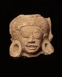 Głowa demona, z Chedi Chula Pathom, okres Daharavati (stiuk)