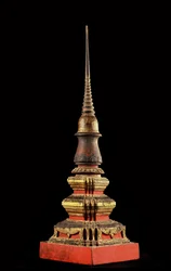 Model wieży chedi lub relikwiarza (drewno)