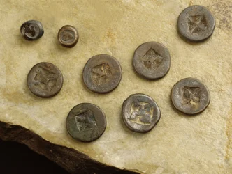 Pieniądze z kwiatami i znakami namo z Królestwa Srivijaya (metal)