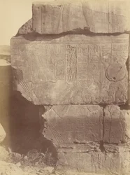 Zbliżenie na hieroglificzne napisy i rzeźby, Karnak