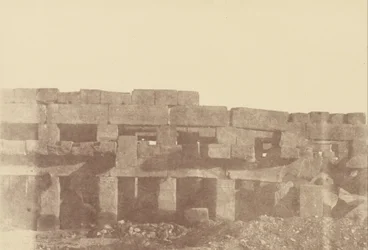 Zbliżenie na zadaszony spacer Tothmesa III, Karnak