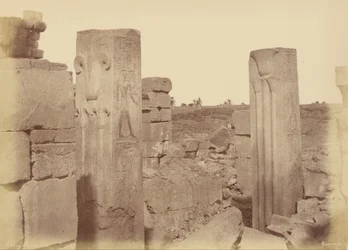 Karnak, kolumny lotosowe Totmesa III
