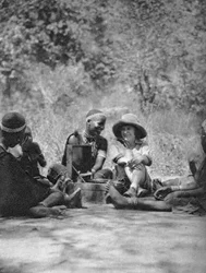 Słuchanie gramofonu, Bulawayo to Dett, Rodezja, c1924-c1925 1927