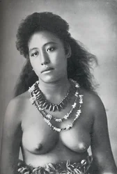 Samoa Belle, nosząca naszyjniki z zębów i muszelek, 1902