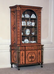 Jedna z pary szafek, zamówiona przez pierwszego wicehrabiego Melbourne dla Melbourne House, Piccadilly (obecnie Albany), ok. 1773 (drewno satynowe i mahoń)