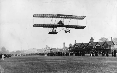 Grahame White leci swoją maszyną z Ranelagh Club, w tym samym roku co lot do Manchesteru, 1910