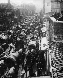 Uchodźcy napływają do Konstantynopola, czekając na statek do Azji podczas rewolucji tureckiej, 1909