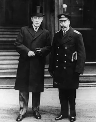 Król pozuje z prezydentem Wilsonem przed Pałacem Buckingham, 31 grudnia 1919