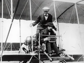 Thomas E. Grant z panem Lewisem Turnerem w latającej maszynie do sfotografowania zaćmienia, 1912