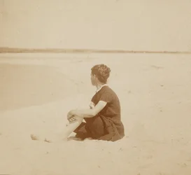 [Mary Macdowell na plaży, Manasquan, New Jersey].