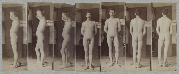 Fotografie stojącego nagiego modela męskiego („Joseph Smith“)