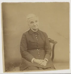 Portret siedzącej starszej kobiety