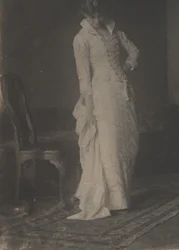 [Kobieta w białej sukni ze sznurowanym gorsetem w pracowni Thomasa Eakinsa], 1880., 1880.