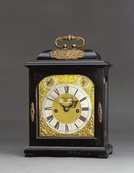 James II zamontowany efektowny zegar wspornikowy z powtarzaniem ćwiartkowym, nr. 166, c.1690-95 (heban i złocony metal) (patrz także 867503-4)